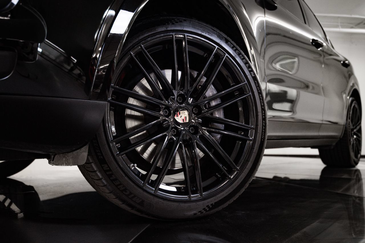 Certified 2023 Porsche Cayenne Platinum Edition AWD/4WD image 12
