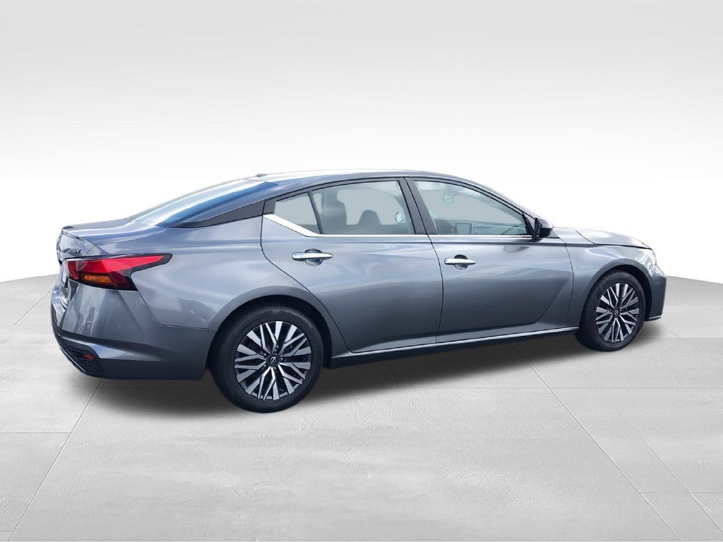 Used 2024 Nissan Altima 2.5 SV FWD image 8