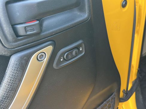 Used 2015 Jeep Wrangler Unlimited Rubicon w/ Connectivity Group image 32