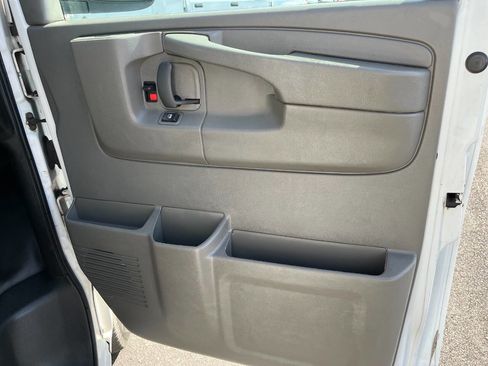 Used 2015 Chevrolet Express 2500 image 19