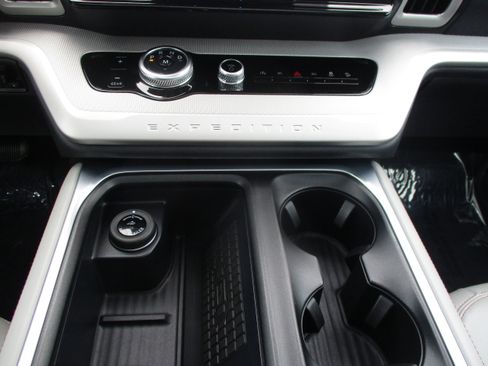 Used 2025 Ford Expedition Max Active AWD/4WD image 29