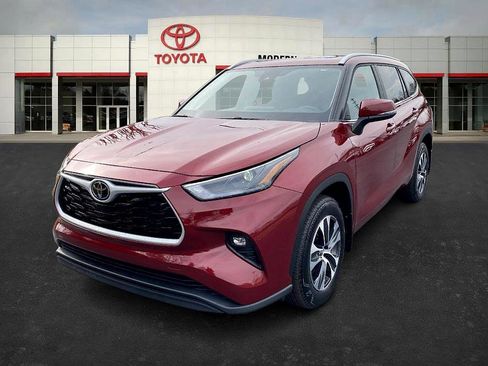 Certified 2025 Toyota Highlander XLE image 1