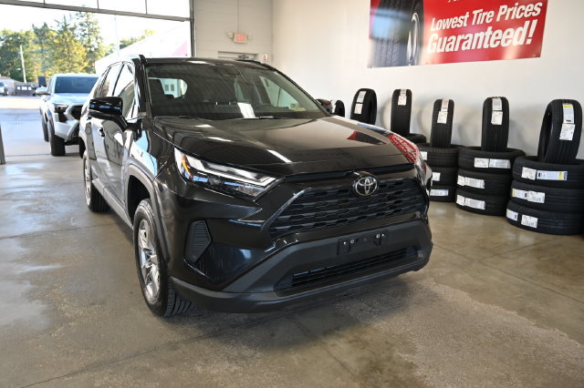 Used 2024 Toyota RAV4 XLE AWD/4WD image 3