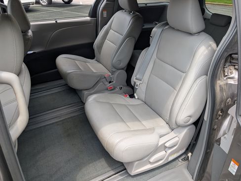 Used 2017 Toyota Sienna XLE FWD image 18