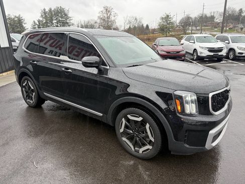 Used 2023 Kia Telluride EX w/ EX Captain's Chair Package image 5
