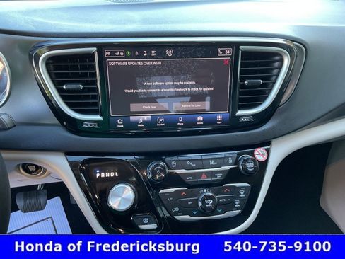Used 2024 Chrysler Pacifica Touring-L FWD image 39