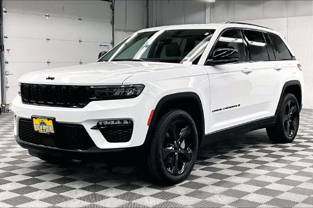 Used 2023 Jeep Grand Cherokee Limited w/ Black Appearance Package AWD/4WD image 12