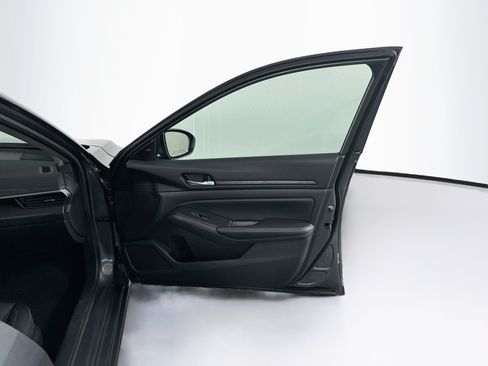 Used 2024 Nissan Altima 2.5 SV w/ SV Premium Package FWD image 32
