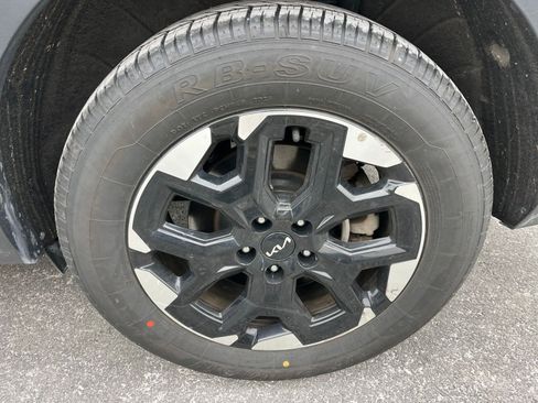 Used 2024 Kia Sorento S image 32