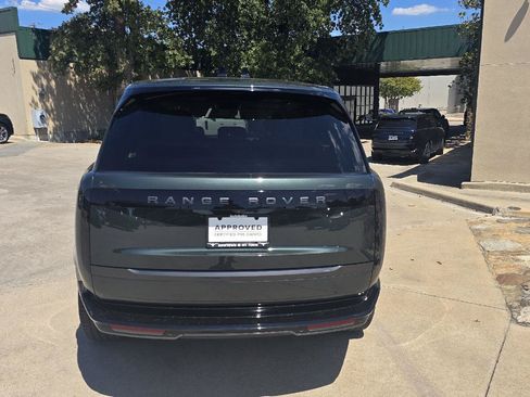 Used 2025 Land Rover Range Rover SE AWD/4WD image 3