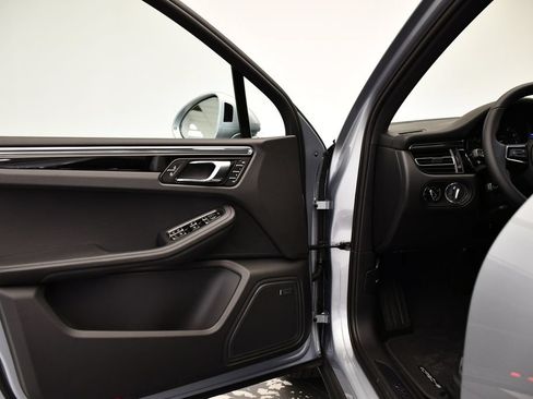 Certified 2026 Porsche Macan AWD/4WD image 34