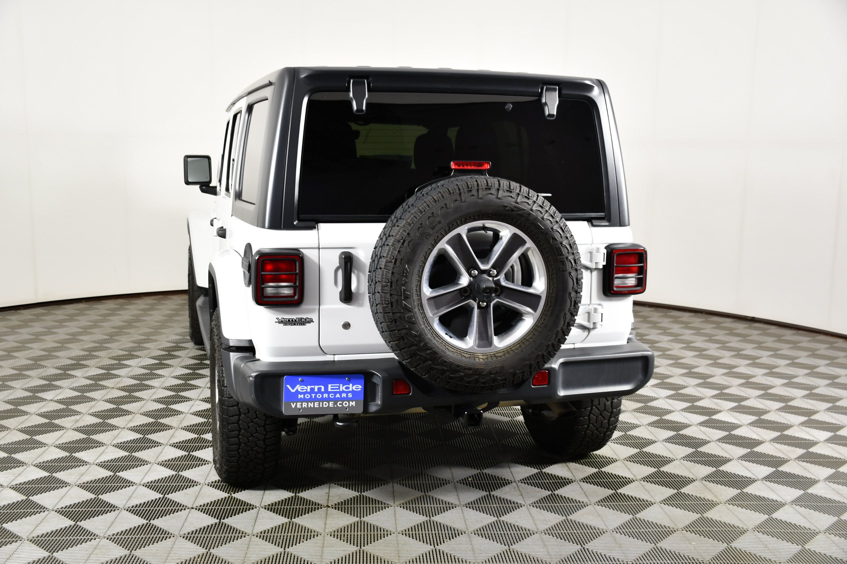 Used 2018 Jeep Wrangler Unlimited Sahara AWD/4WD image 7