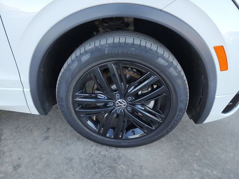 Used 2022 Volkswagen Tiguan SE R-Line image 9