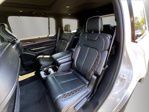 Used 2022 Jeep Grand Cherokee L Summit w/ Luxury Tech Group V AWD/4WD image 22