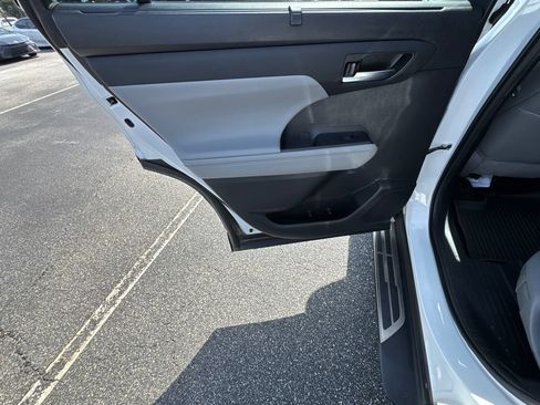 Used 2022 Toyota Highlander XLE FWD image 22