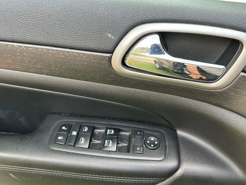 Used 2018 Jeep Grand Cherokee Laredo AWD/4WD image 39