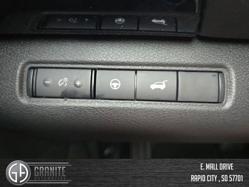 New 2025 Nissan Pathfinder SV w/ Black Appearance Package AWD/4WD image 18