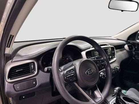 Used 2017 Kia Sorento L image 11