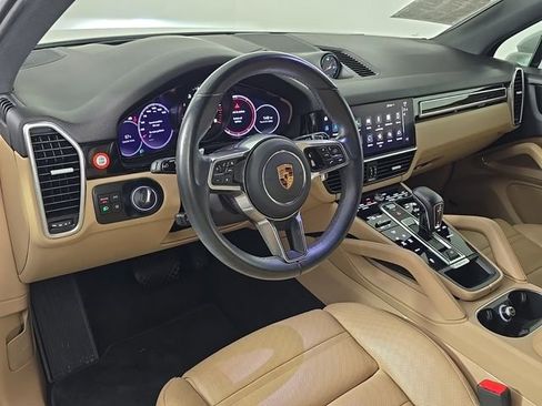 Certified 2023 Porsche Cayenne Platinum Edition image 4