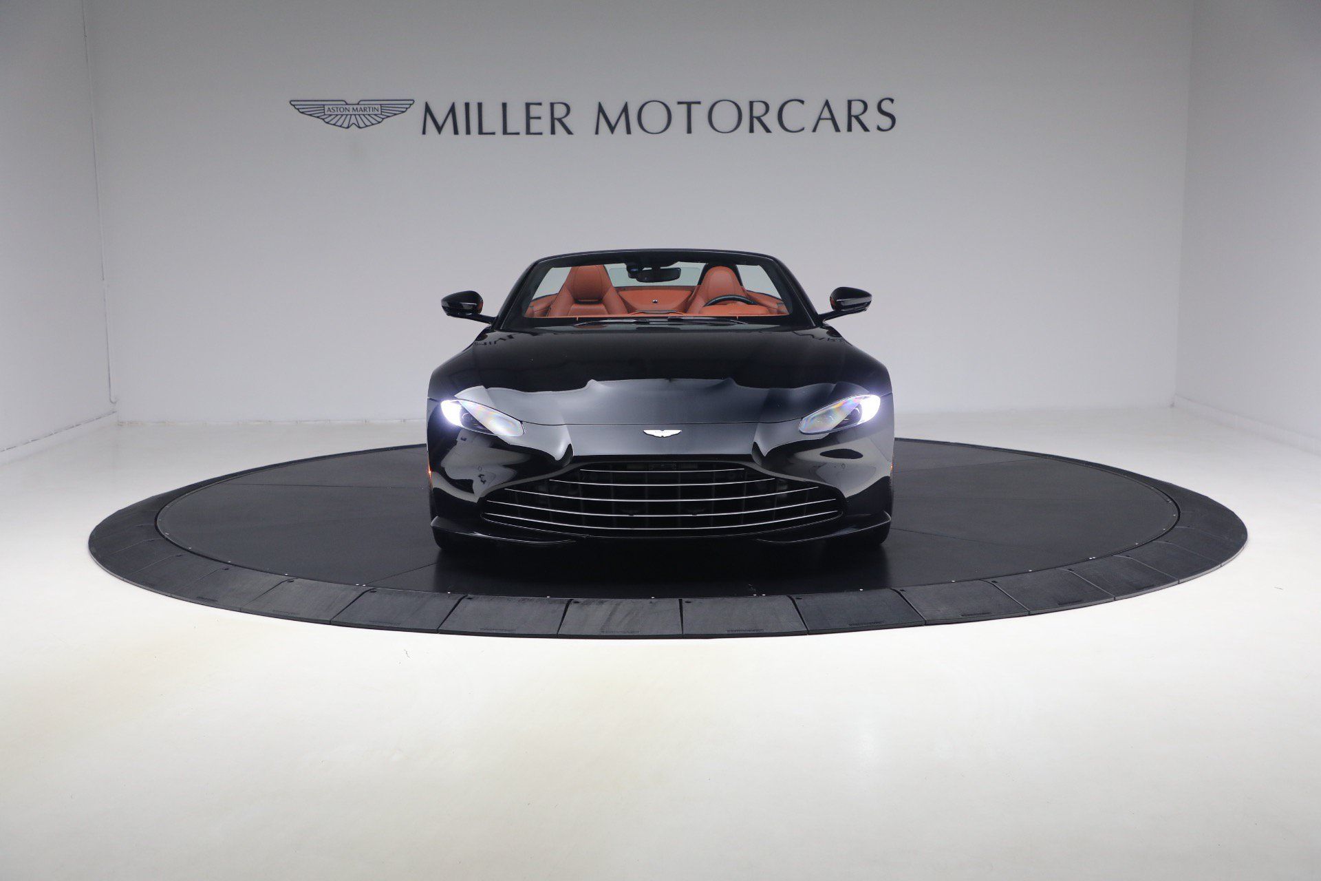 Used 2021 Aston Martin V8 Vantage Roadster RWD image 12