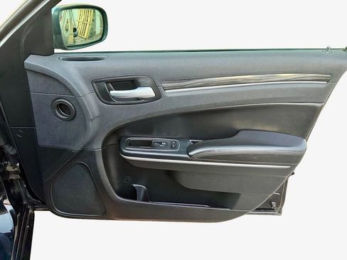 Used 2018 Chrysler 300 Touring w/ Chrome Appearance Package image 18