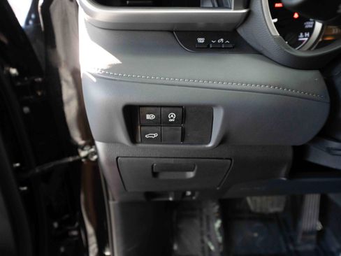 Used 2025 Toyota Highlander XLE image 11