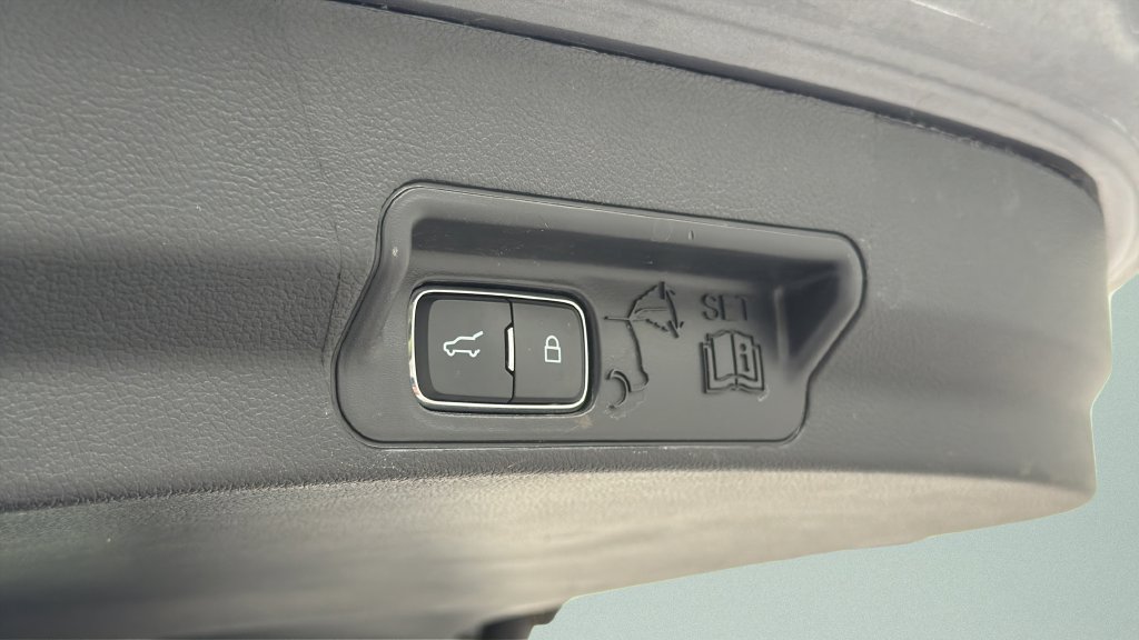 Used 2025 Ford Explorer ST-Line AWD/4WD image 30