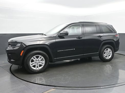 Used 2024 Jeep Grand Cherokee Laredo AWD/4WD image 2