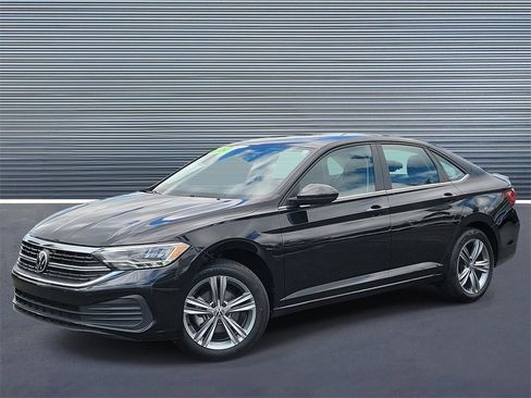Used 2024 Volkswagen Jetta SE image 1