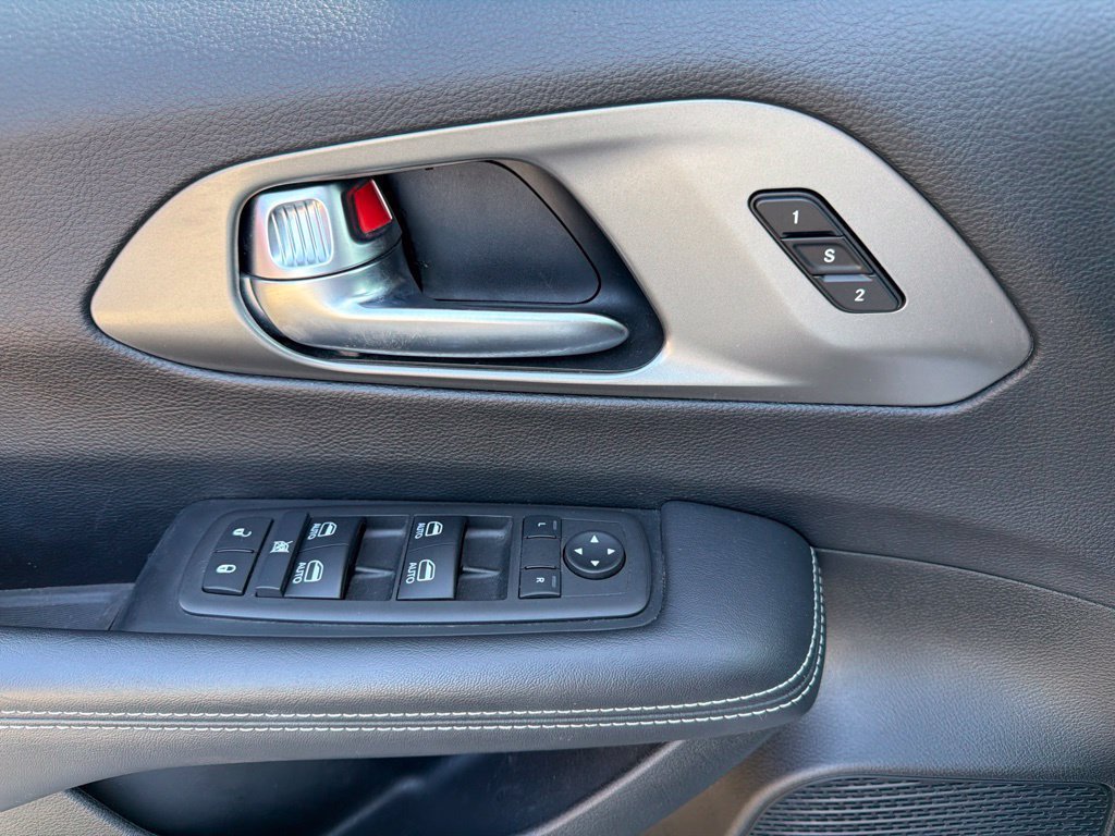Used 2025 Chrysler Pacifica Select FWD image 38