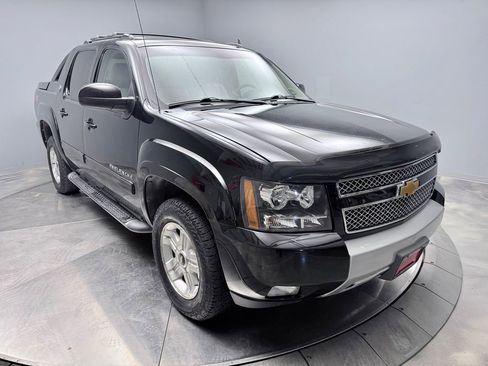 Used 2013 Chevrolet Avalanche LT w/ Suspension Package, Off-Road AWD/4WD image 3