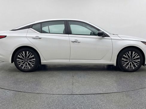 Used 2025 Nissan Altima 2.5 SV image 11