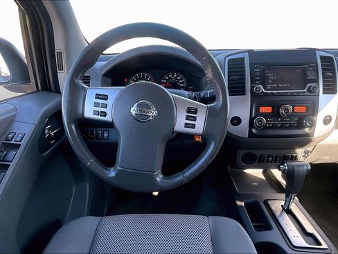 Used 2018 Nissan Frontier SV image 5