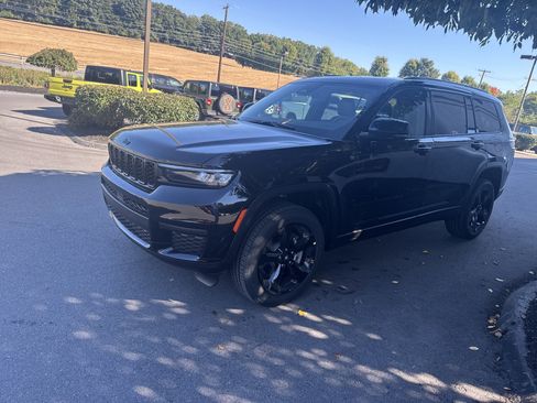 New 2025 Jeep Grand Cherokee L Altitude image 8