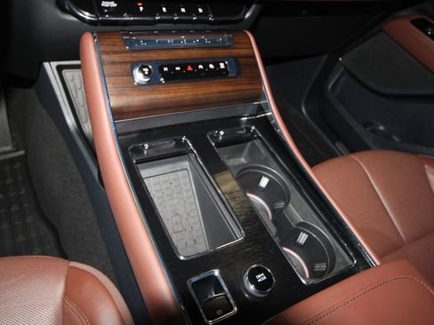 Used 2025 Lincoln Aviator Reserve w/ Illumination Package AWD/4WD image 18
