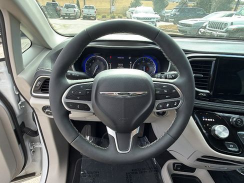 Used 2024 Chrysler Pacifica Touring-L image 26