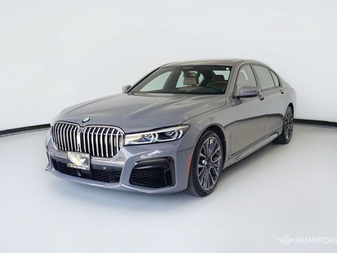 Used 2022 BMW 740i w/ M Sport Package RWD image 2