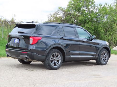 Used 2021 Ford Explorer XLT w/ Equipment Group 202A AWD/4WD image 3