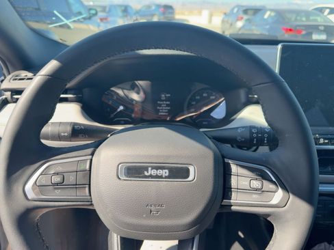 Used 2025 Jeep Compass Limited image 7