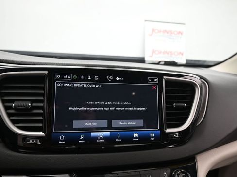 Used 2024 Chrysler Pacifica Touring-L image 21