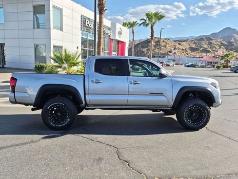 Used 2019 Toyota Tacoma TRD Off-Road w/ Technology Package AWD/4WD image 5