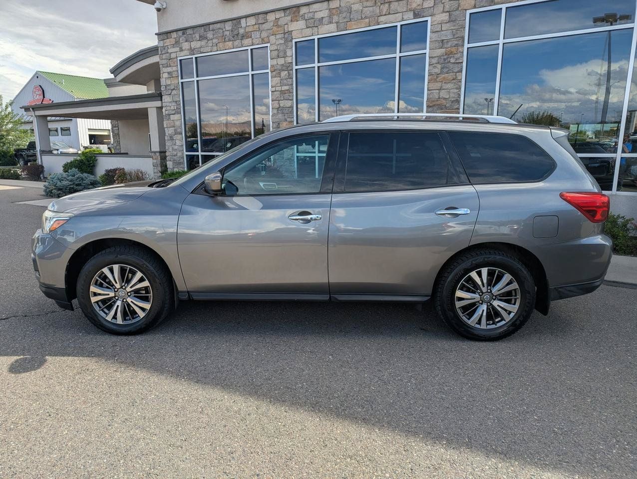 Used 2018 Nissan Pathfinder S AWD/4WD image 2
