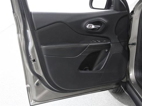 Used 2017 Jeep Cherokee Latitude w/ Comfort/Convenience Group image 4