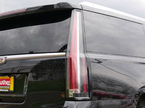 Used 2017 Cadillac Escalade ESV Platinum AWD/4WD image 19