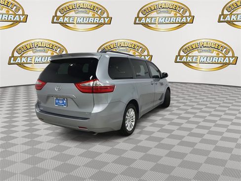 Used 2015 Toyota Sienna XLE image 3