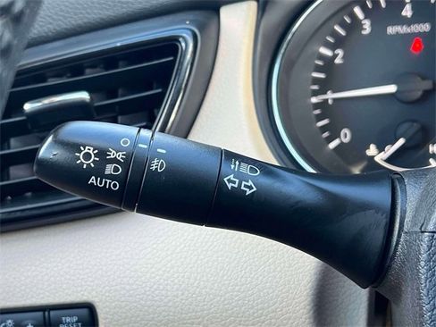 Used 2020 Nissan Rogue SL w/ Premium Package image 27