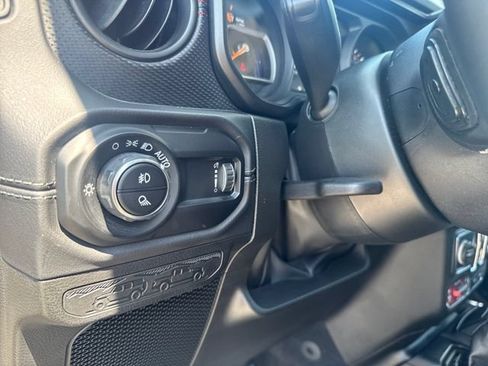 Used 2025 Jeep Gladiator Rubicon w/ Convenience Group AWD/4WD image 12