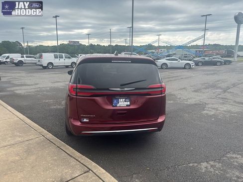 Used 2023 Chrysler Pacifica Touring-L FWD image 4