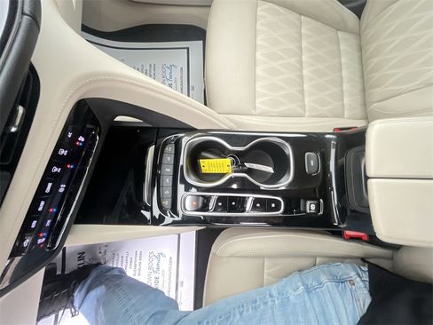 Used 2023 Buick Envision Avenir image 20