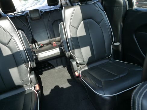 Used 2025 Chrysler Pacifica Limited FWD image 14